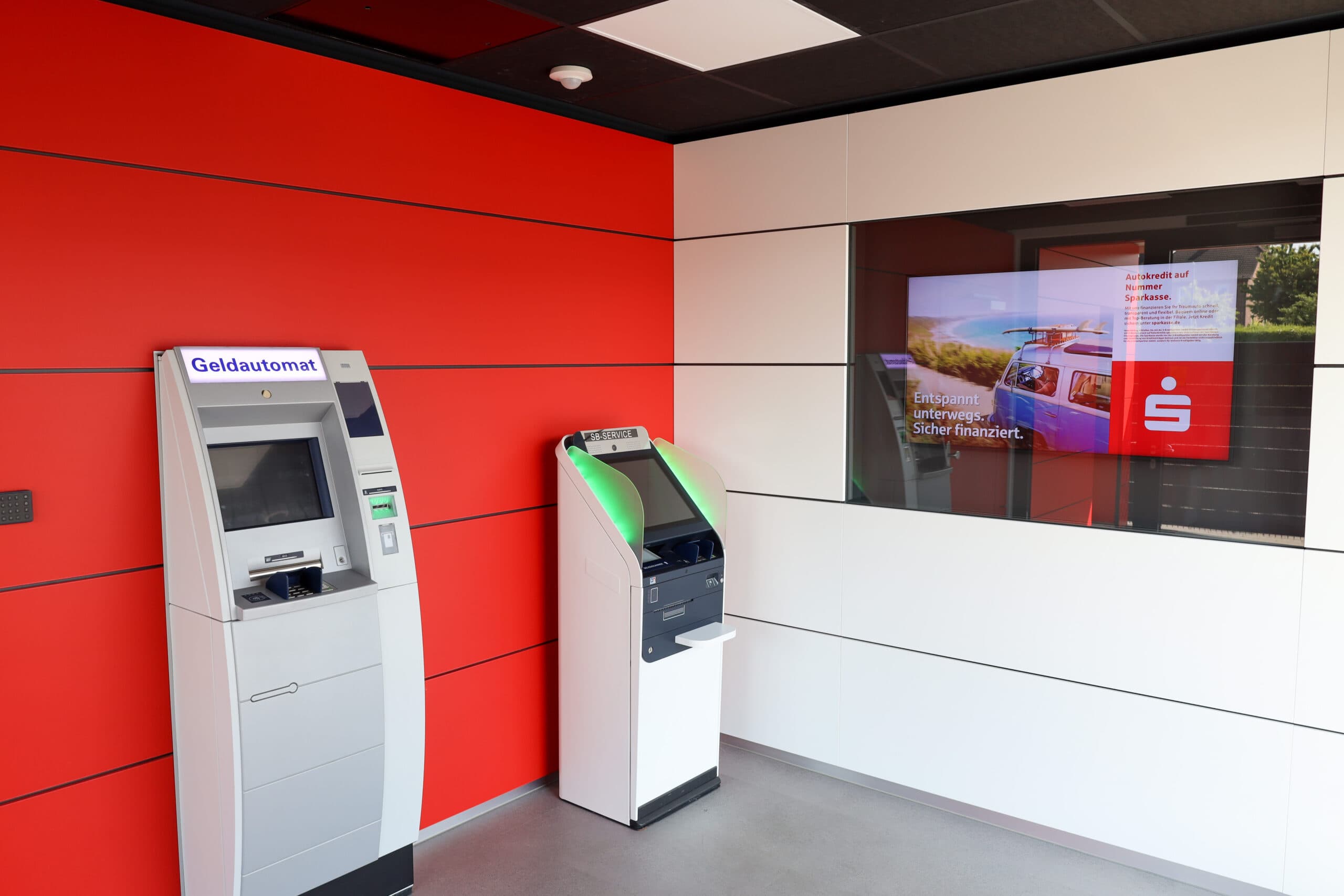 Sparkassen Bankautomaten in einem Raum