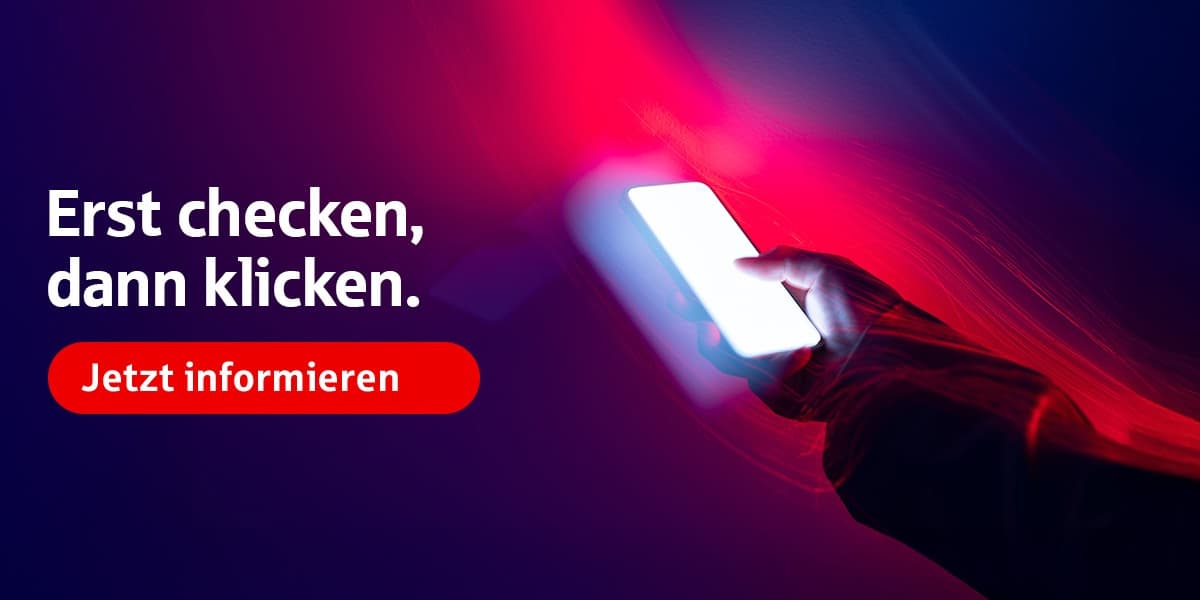 Ert checken, dann klicken, jetzt informieren. Arm mit einem Handy mit leuchtendem Display daneben.