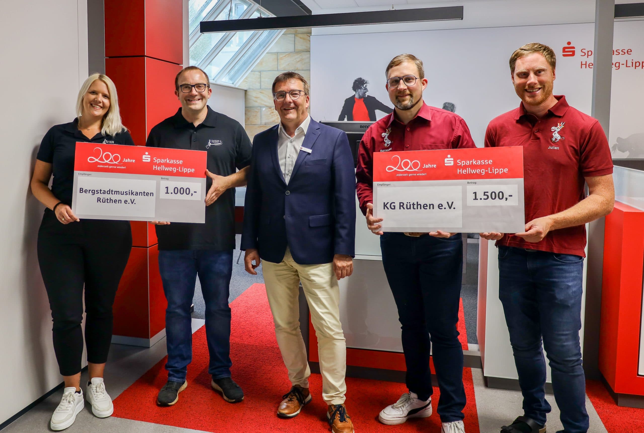 KG-Ruethen-e.V.-und-Bergstadtmusikanten-Ruethen-eV-scaled-1.jpeg Spendenübergabe an die Berstadtmusikanten Rüthen eV und KG Rüthen e.V.